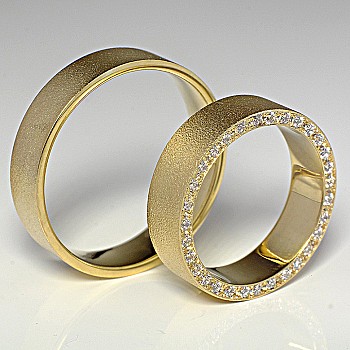 Wedding rings v117 in Gold with Diamonds