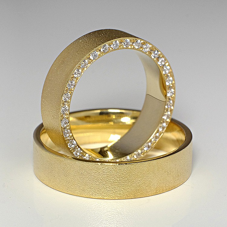 Eheringe v117 in Gold mit Diamanten