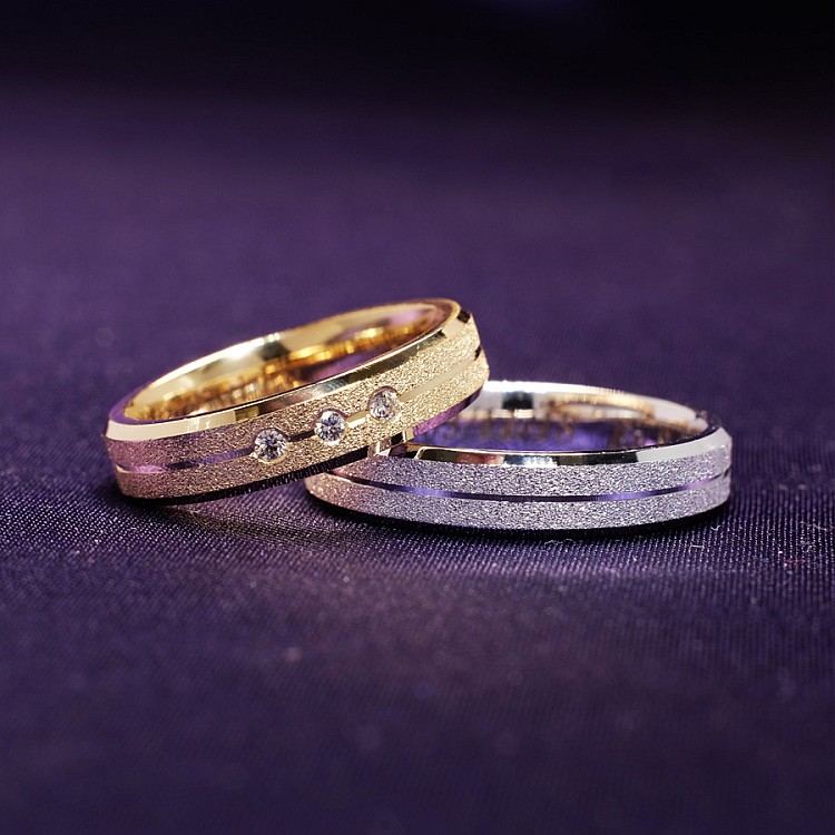 Wedding rings v1173 in Gold or Platinum with Diamonds