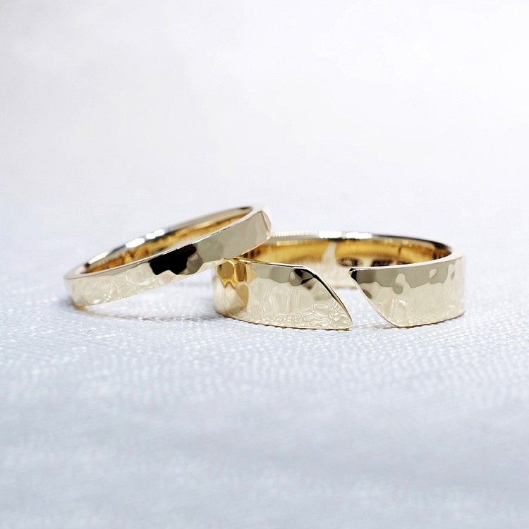 Wedding rings v1213 in Gold or Platinum Glossy Finish Hammer