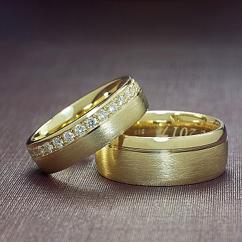 Wedding rings v123 in Gold with Diamonds