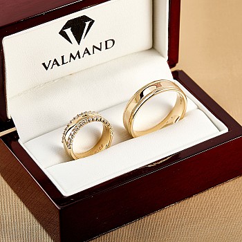 Wedding rings v1241.1 in Gold or Platinum with Diamonds