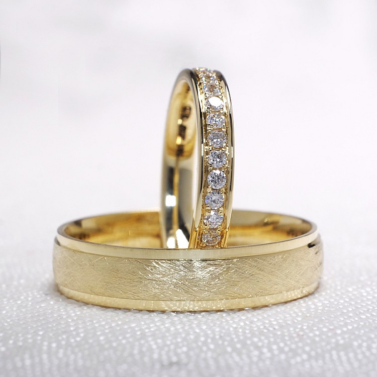 Wedding rings v1248 in Gold or Platinum with Diamonds