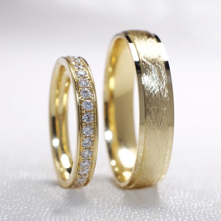 Wedding rings v1248 in Gold or Platinum with Diamonds