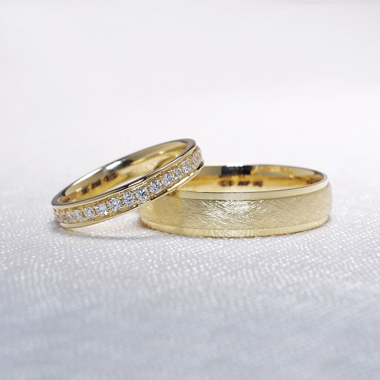 Wedding rings v1248 in Gold or Platinum with Diamonds