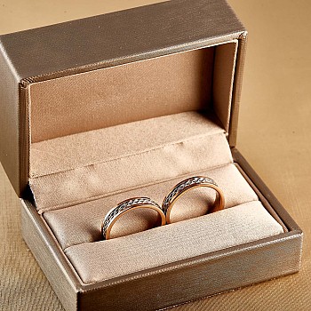 Wedding rings v1272 in gold with double manual braiding