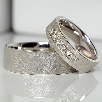 Wedding rings v131 in Gold or Platinum with Diamonds