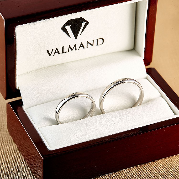 Classic wedding rings in Gold or Platinum v134