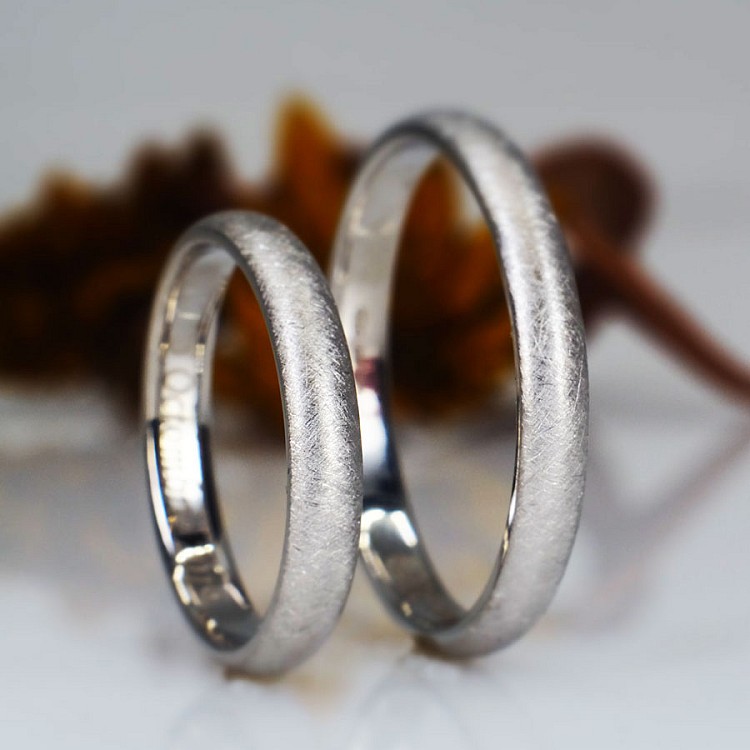 Wedding rings v134mg in Gold or Platinum with Ice Matte Finish