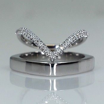 Wedding rings v1475 in Gold or Platinum with Diamonds