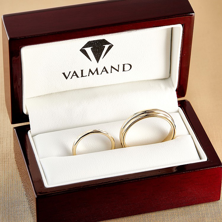 Wedding rings v1568 Faceted Antistress in Gold or Platinum