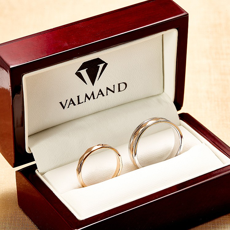 Stress-Relief Faceted Wedding Rings made of Gold or Platinum v1568v2