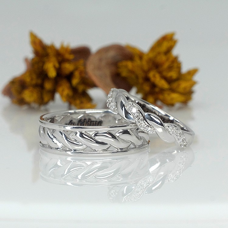 Wedding rings v1622 in Gold or Platinum with String Pattern Diamonds