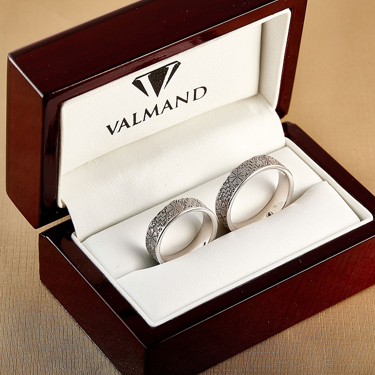 Wedding rings v164 in Gold or Platinum with Traditional Laser Pattern