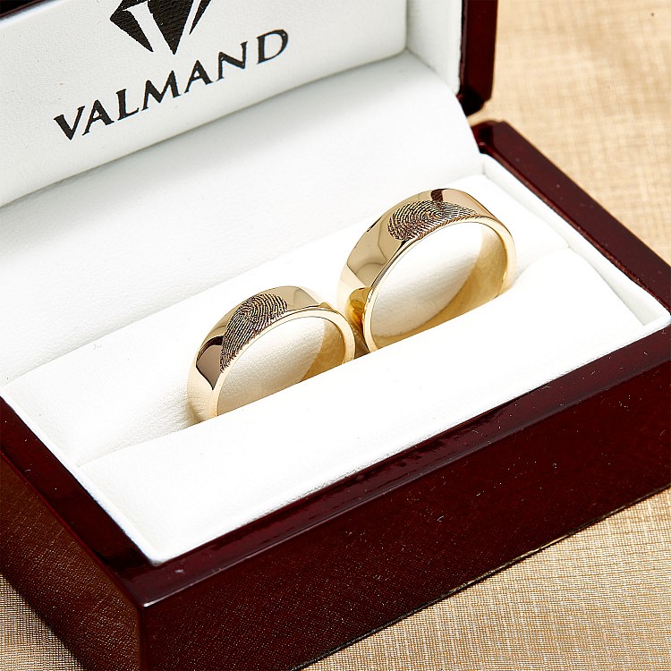 Personalized Gold or Platinum Wedding Rings v1836 with Heart-Shaped Imprints