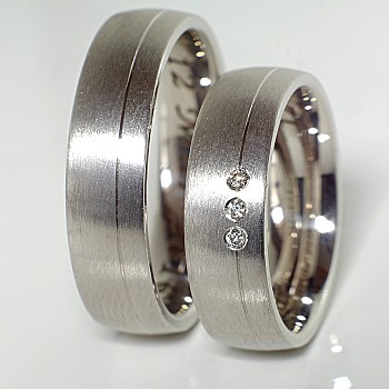 Wedding rings v323 in Gold or Platinum with Diamonds