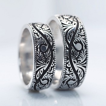 Wedding rings v619 with Venetian Pattern in Gold or Platinum