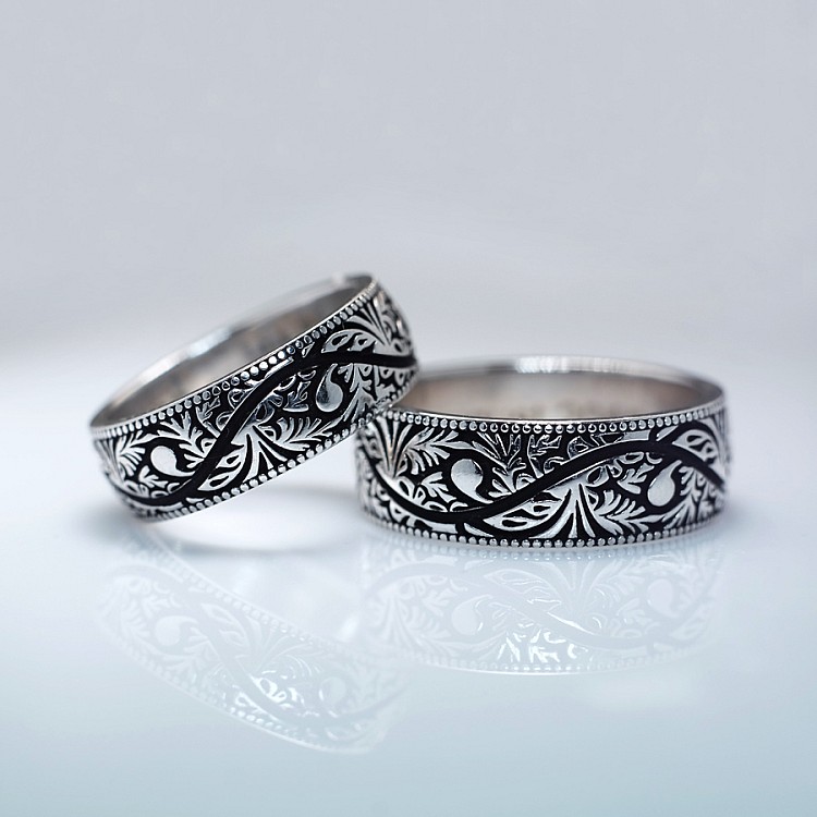 Wedding rings v619 with Venetian Pattern in Gold or Platinum