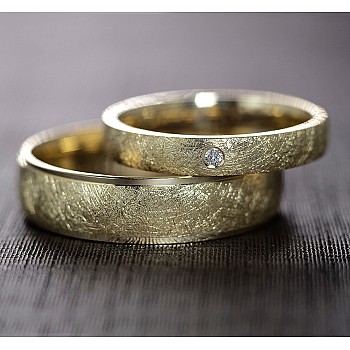 V911 Gold and Diamond Wedding Rings