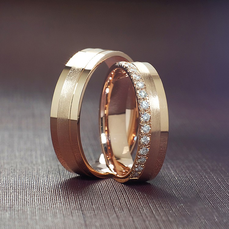 Wedding rings v950 in Gold or Platinum with Diamonds