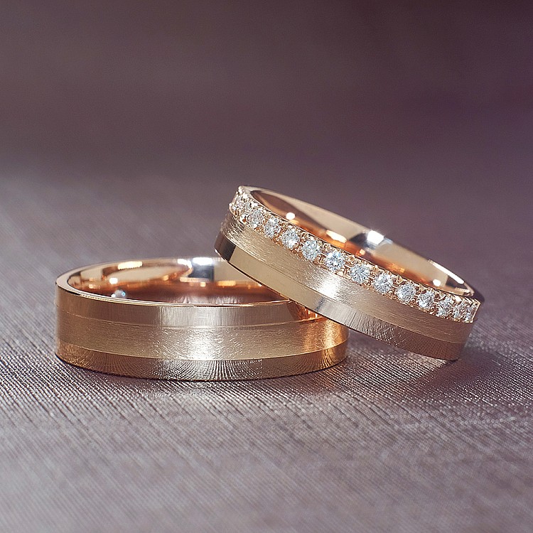 Wedding rings v950 in Gold or Platinum with Diamonds